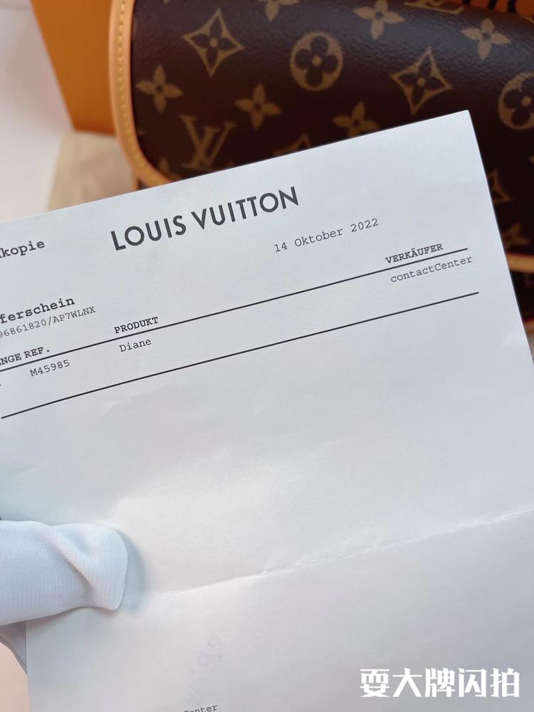 Louis Vuitton路易威登 全新全套新款Diane老花法棍包 LV全新全套新款Diane老花法棍包，最新款延续经典马鞍包型，复古又俏皮上身气质百搭，多种背法日常超级实用，附件如图10月购买票好价